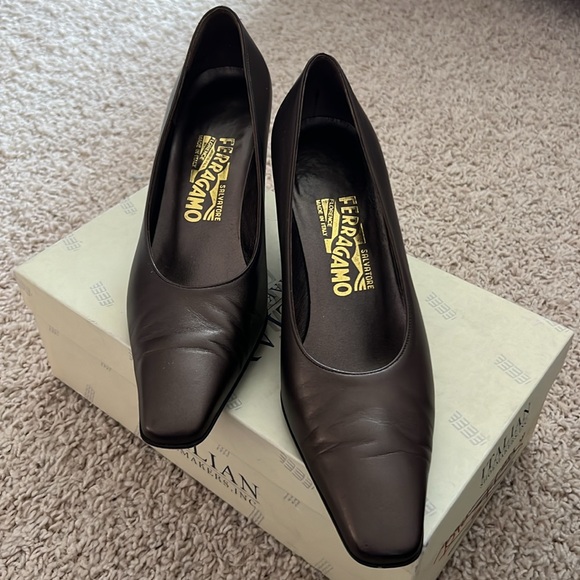 Salvatore Ferragamo Sangria Bronze Pump - Picture 3 of 6